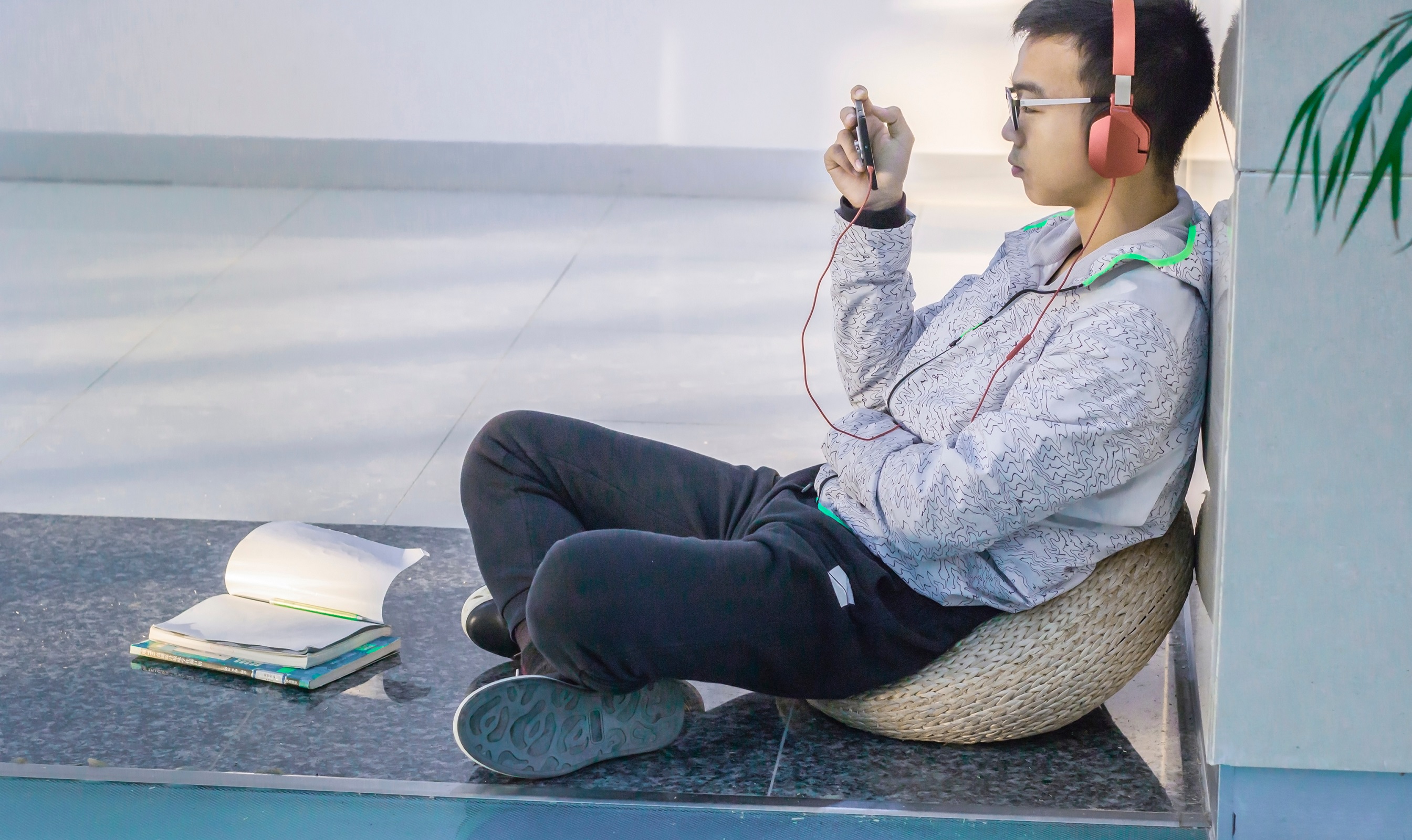 Nanjing,,china December,09,2017;an,Asian,Boy,Using,Phone,While,Studying,In