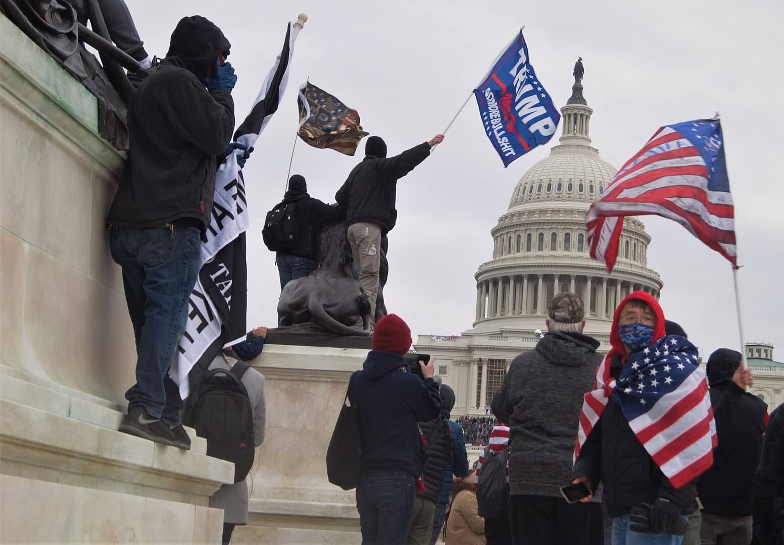 1552px-2021_storming_of_the_united_states_capitol_dsc09048_50827411286