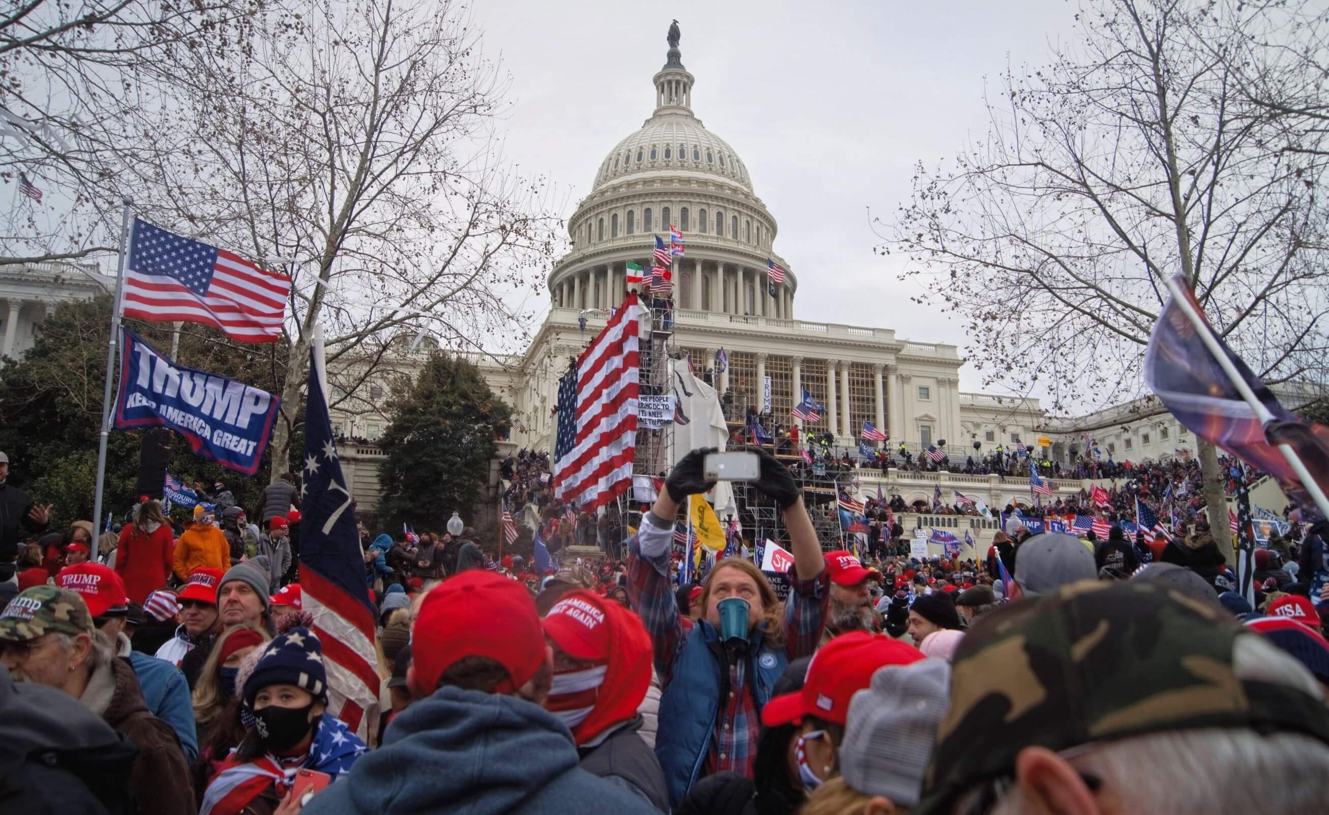 2021_storming_of_the_united_states_capitol_dsc09254-2_50820534063_retouched-minoprava