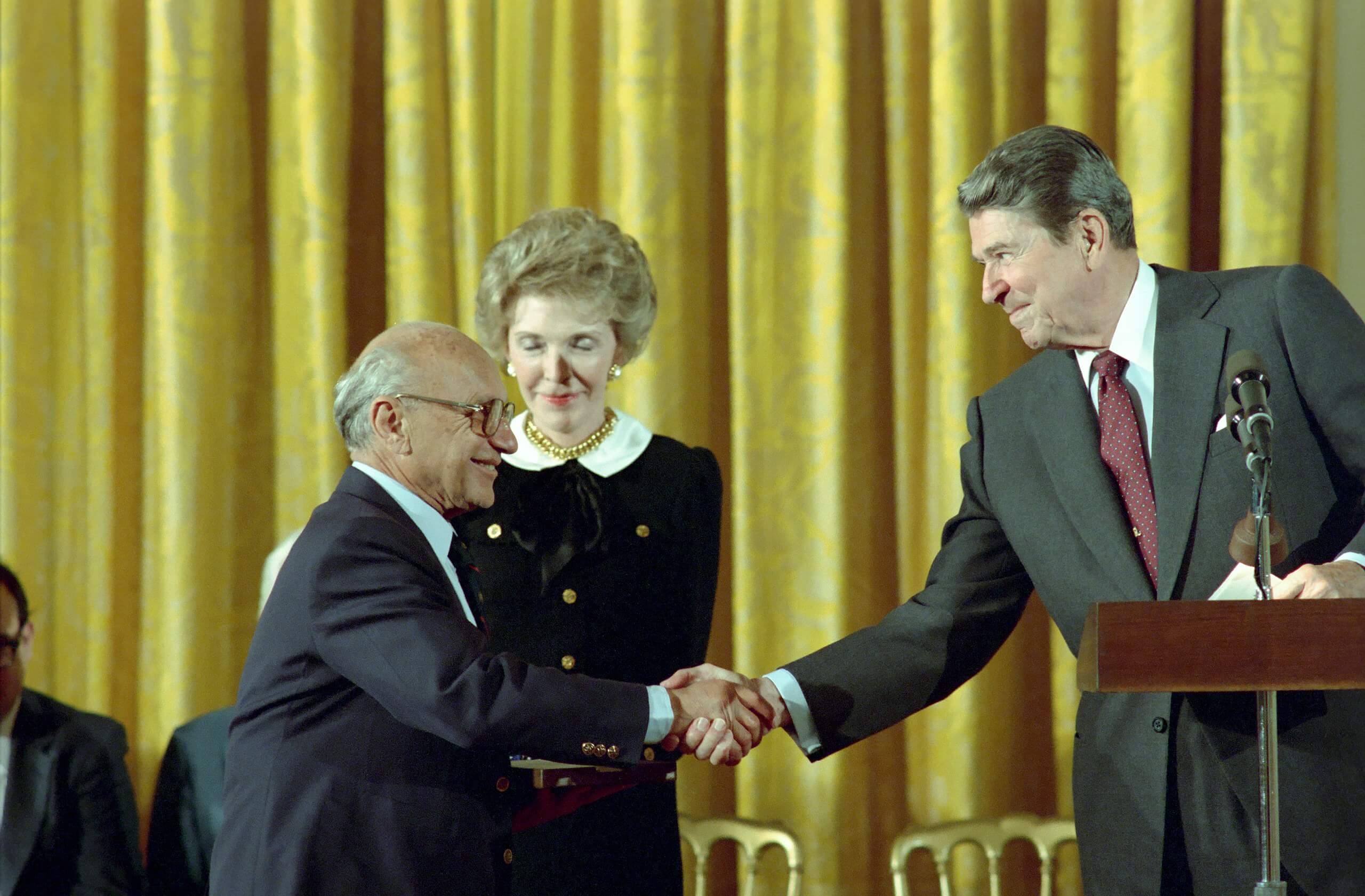 2560px-president_ronald_reagan_and_nancy_reagan_in_the_east_room_congratulating_milton_friedman_receiving_the_presidential_medal_of_freedom