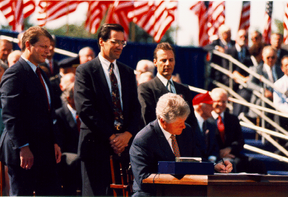 bill_clinton_signing_nafta