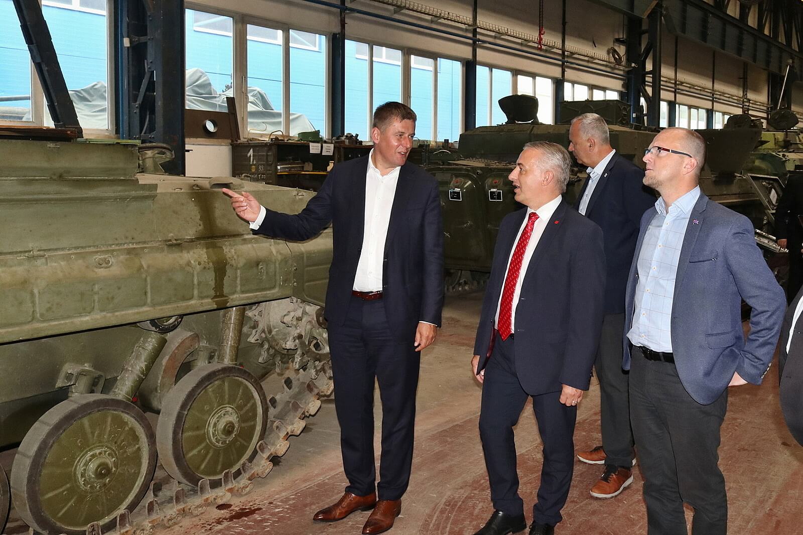 bojova-vozidla-zamiri-z-policky-do-ugandy-02