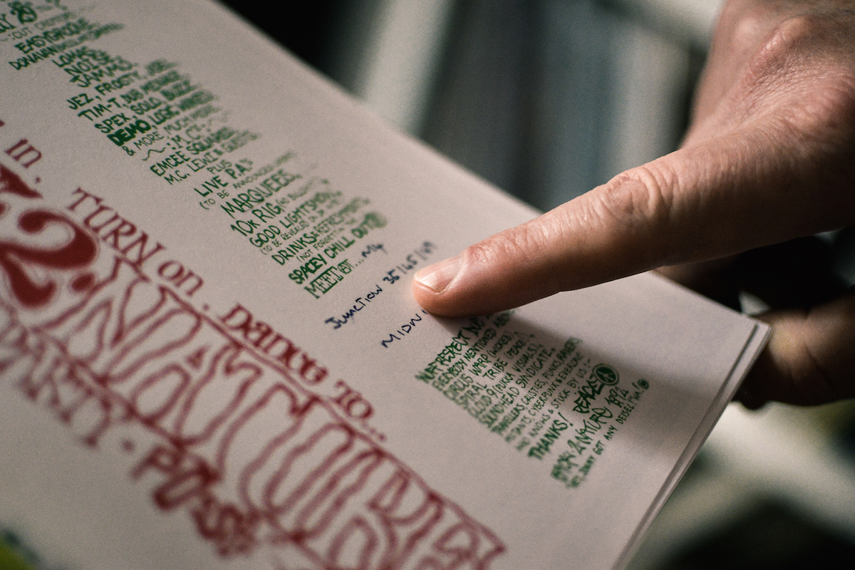 V knižním souboru letáků a plakát, který dal Toby dohromady, jsou i ručně vepsané vzkazy a poznámky / Foto: Jolana Humpálová / Voxpot