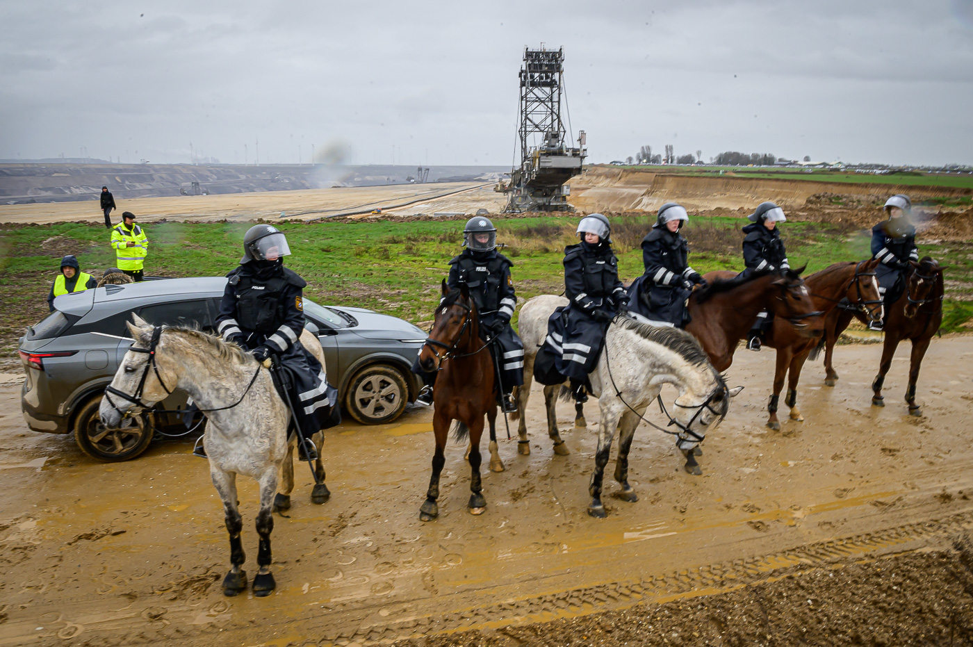 policie-dosadila-do-akce-i-kone