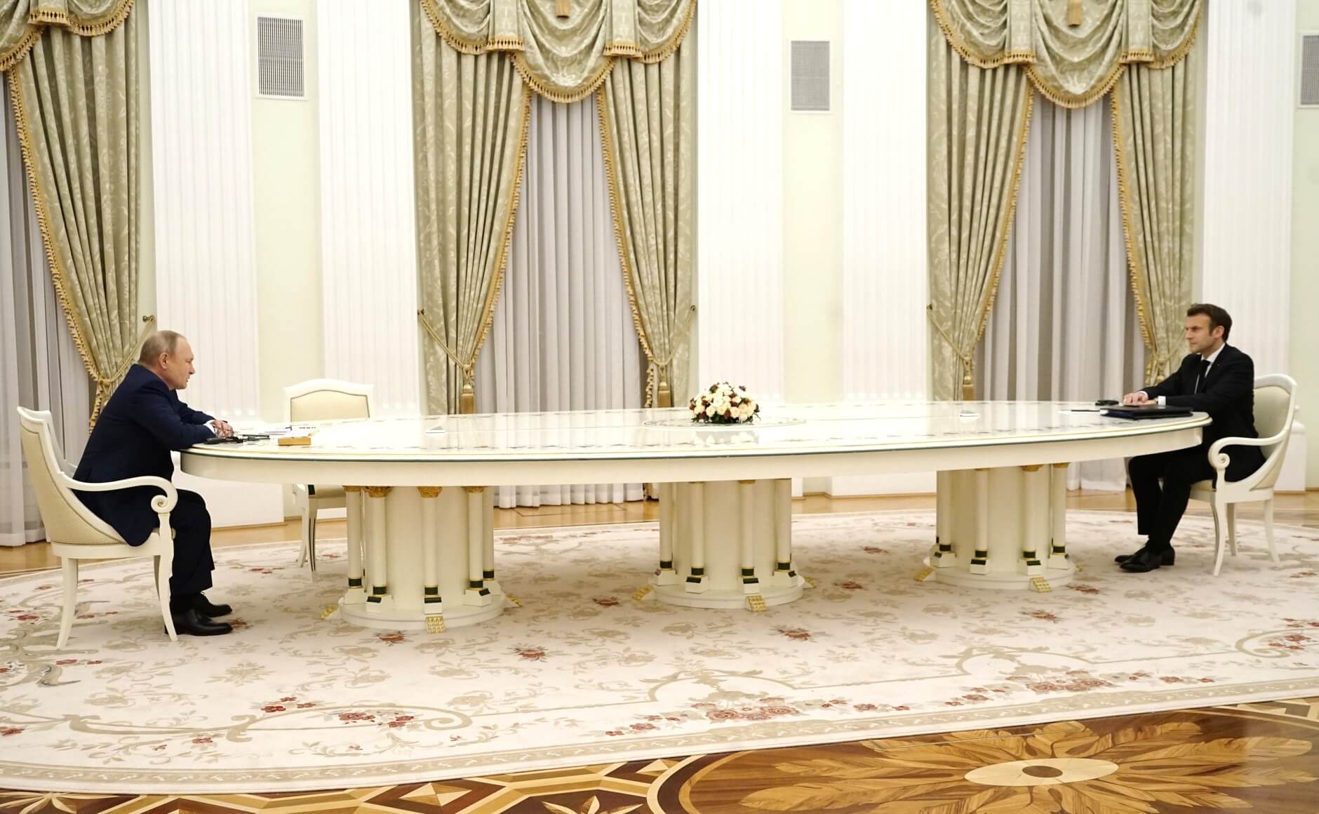 putin_and_macron_meeting_with_a_large_table