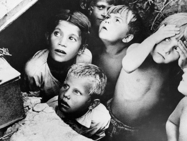 rian_archive_137811_children_during_air_raid