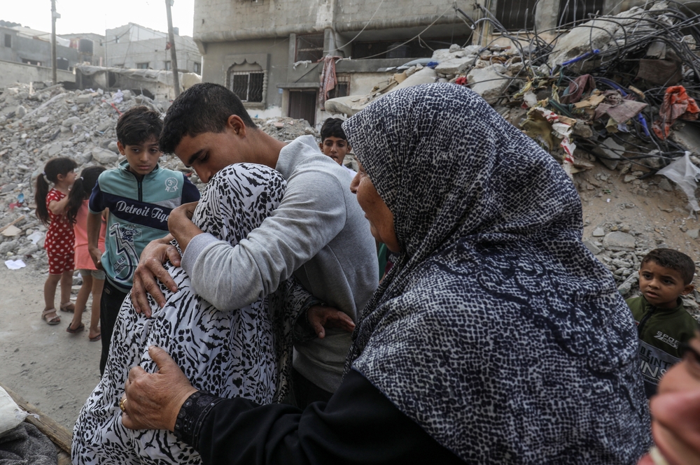 Palestinians,Inspect,A,House,,After,An,Israeli,Air,Strike,,In