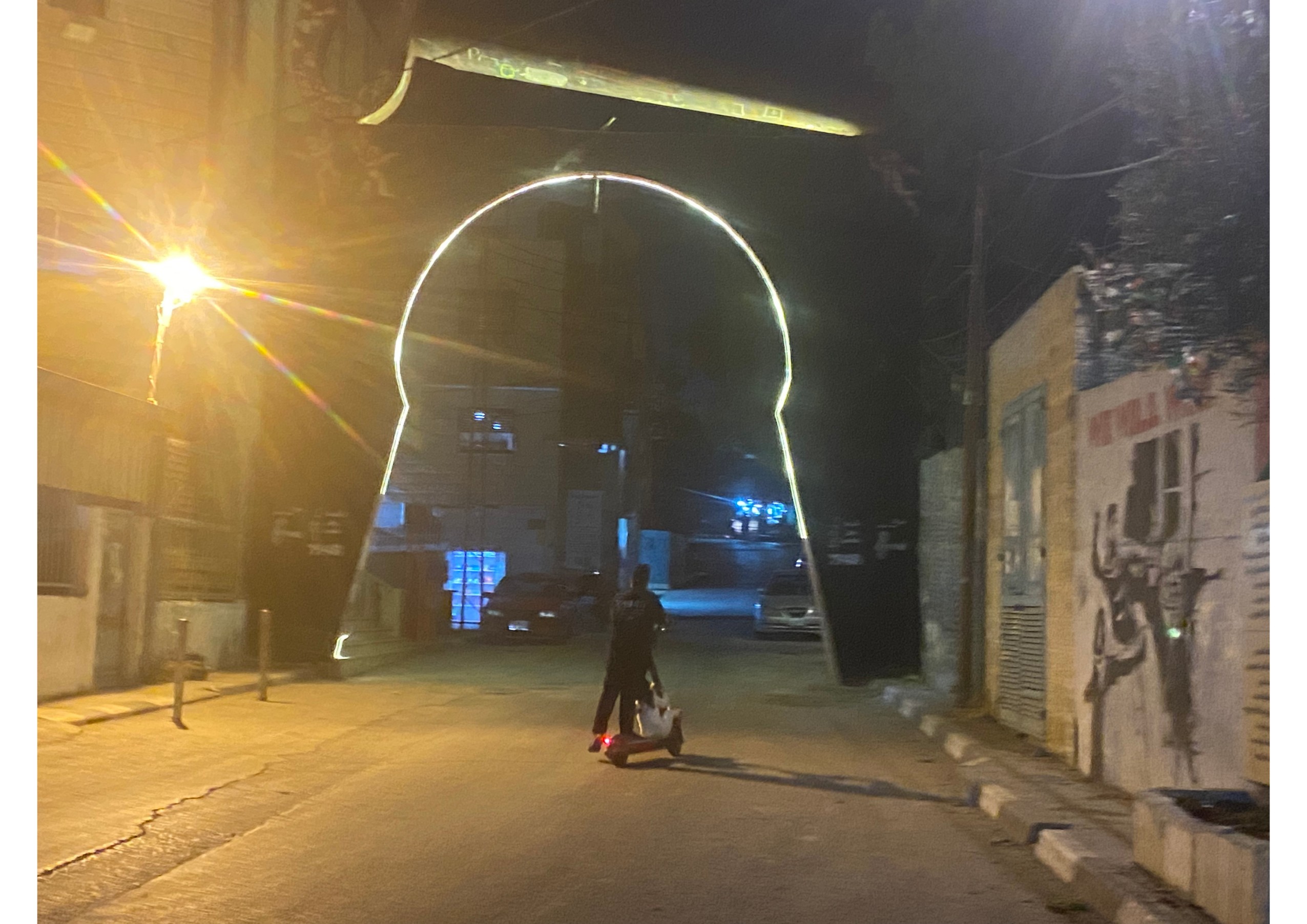 vchod-do-tabora-aida-v-noci-1