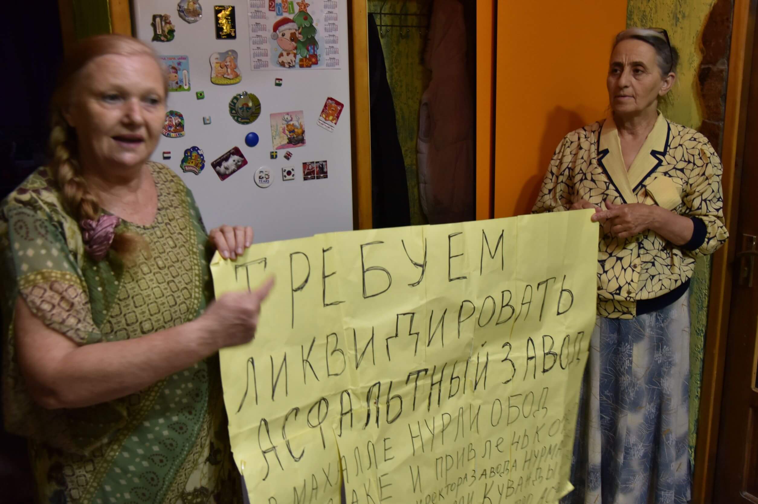 voxpot-aktiviste-s-plakatem_mensi