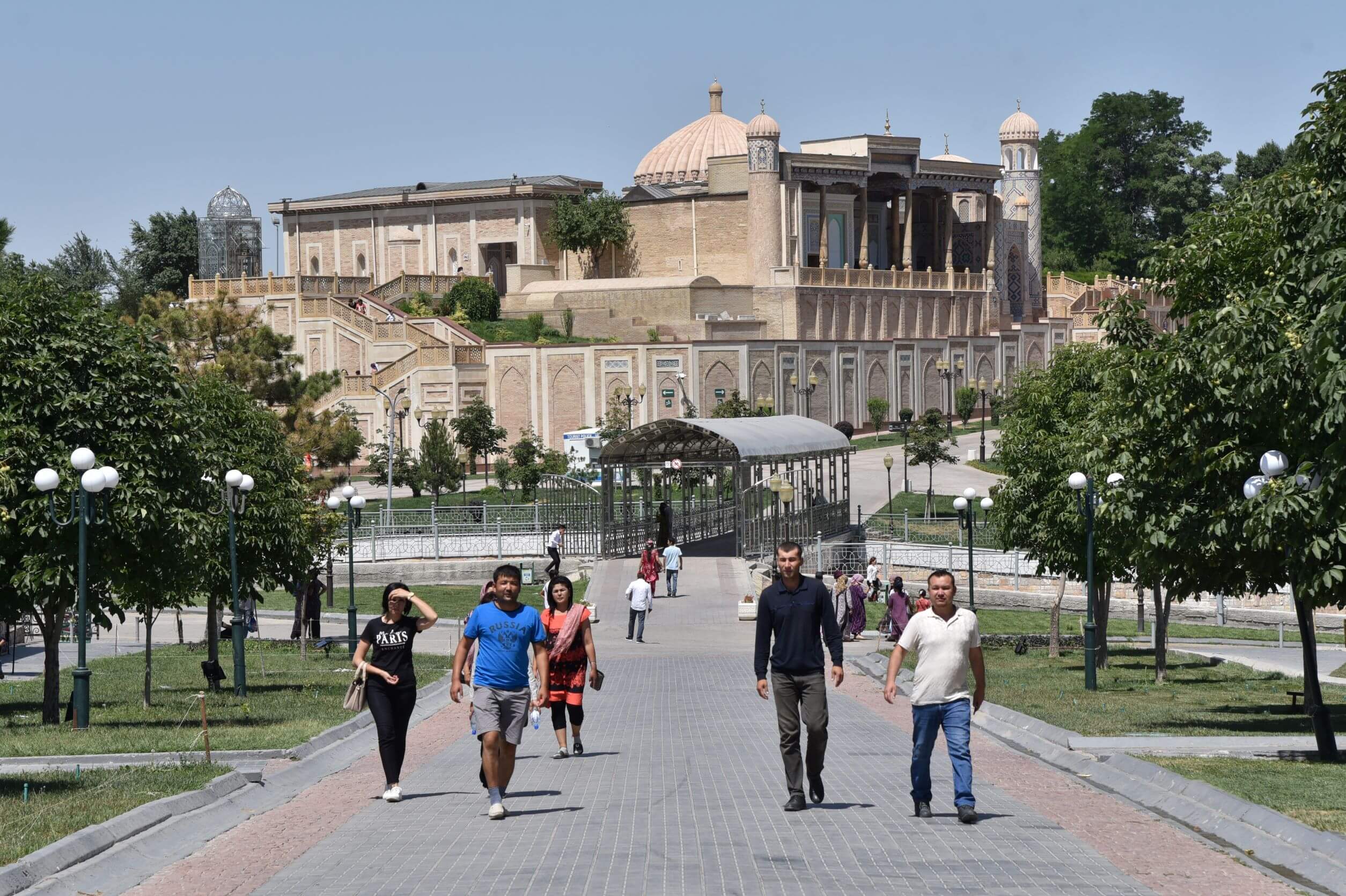 voxpot-pod-plastikem-peclive-udrzovanych-pamatek-se-skryva-rada-problemu-samarkand-v-pozadi-hrobka-karimova_mensi