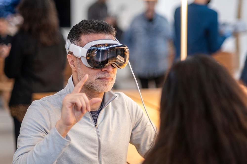 A,Customer,Tries,The,Vision,Pro,At,Apple,The,Grove