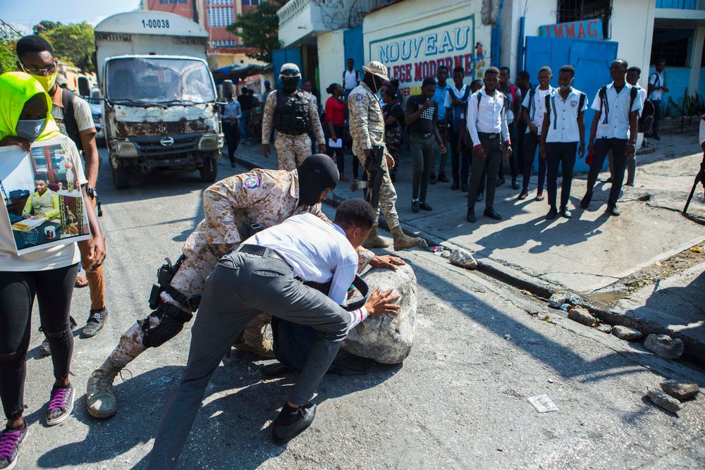 A,Student,Helps,The,Police,To,Unblock,The,Street,During