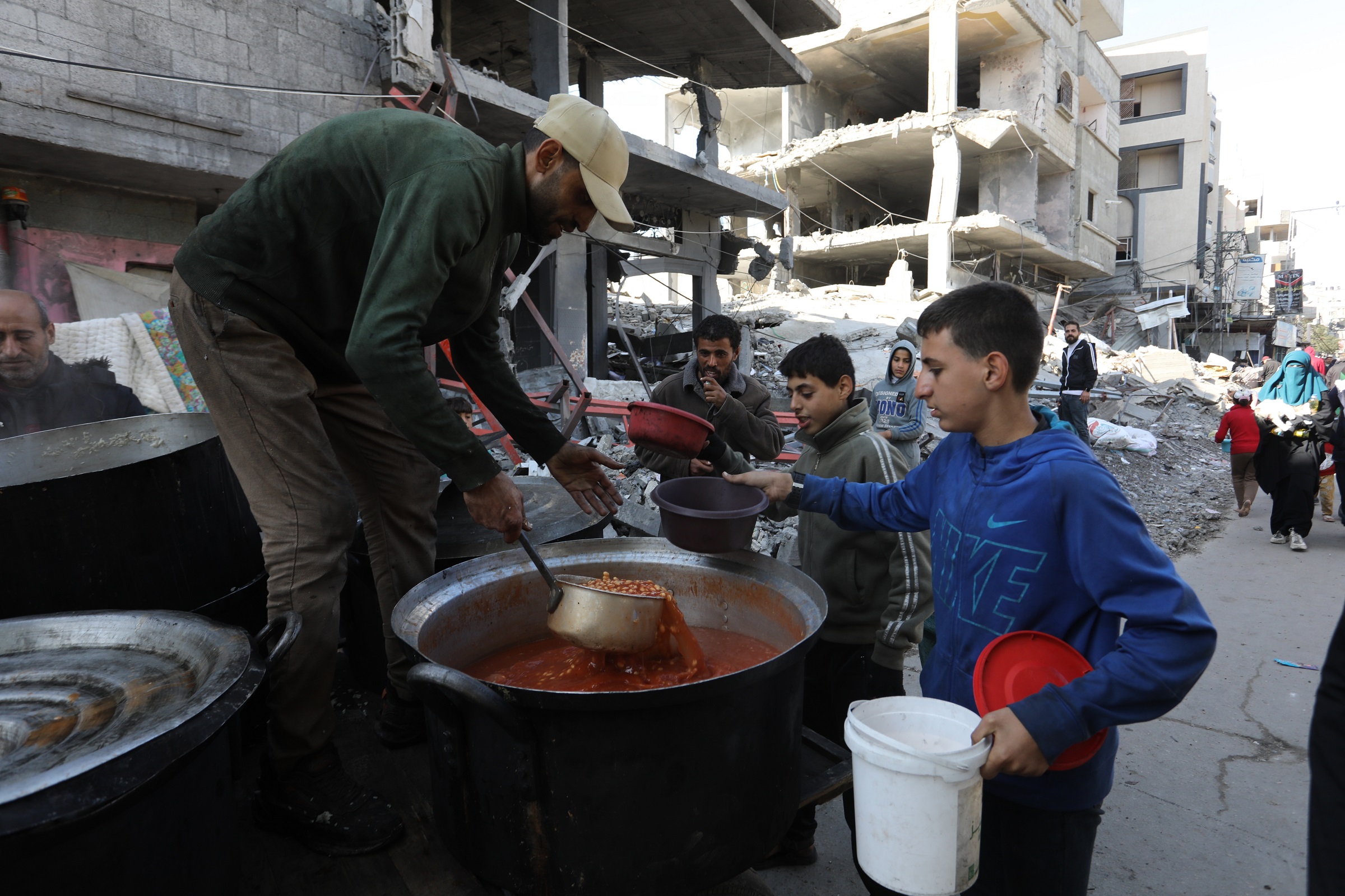 Palestinians,Distribute,hospice,Food,To,Displaced,People,Fleeing,,Due,To