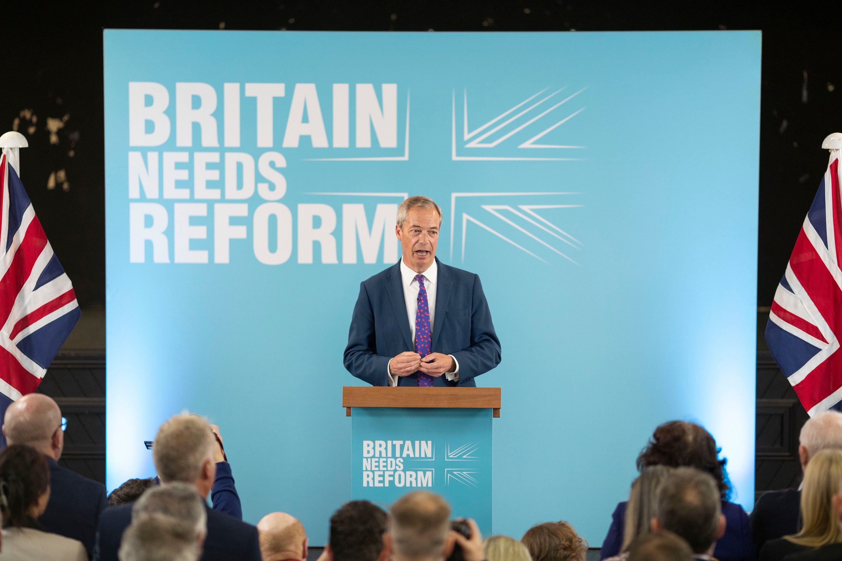 Nigel Farage, předseda Reformní strany, během představení volebního manifestu své strany v klubu Gurnos v Merthyr Tydfil. Foto: ComposedPix Zdroj: Shutterstock