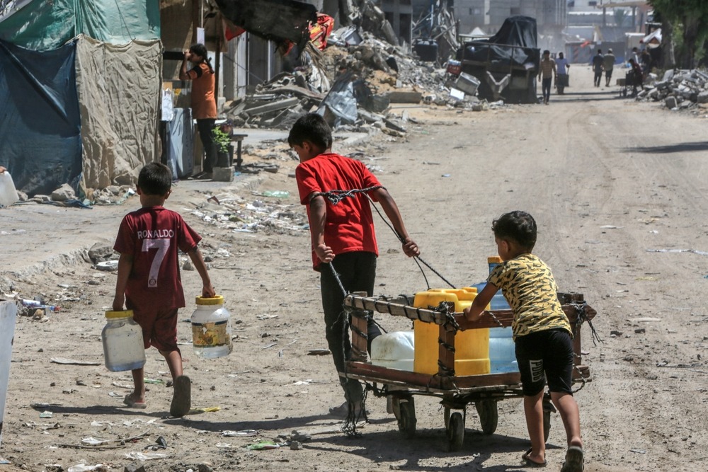 Palestinians,Collect,Drinking,Water,In,Khan,Yunis,,In,The,Southern