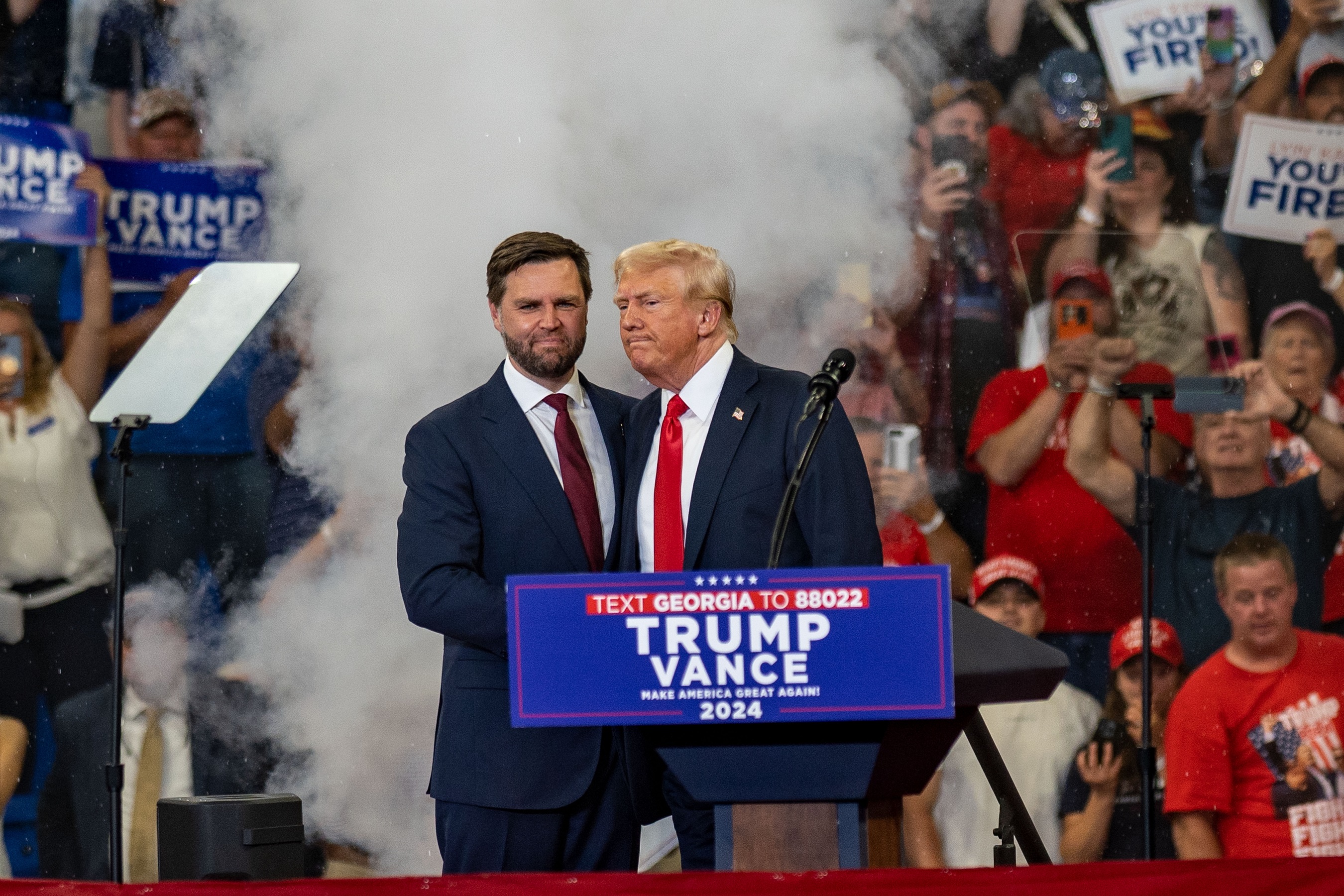 Bývalý prezident USA Donald Trump a jeho kandidát na viceprezidenta J. D. Vance na shromáždění, Atlanta, 2024. Zdroj: Shutterstock Foto: Phil Mistry