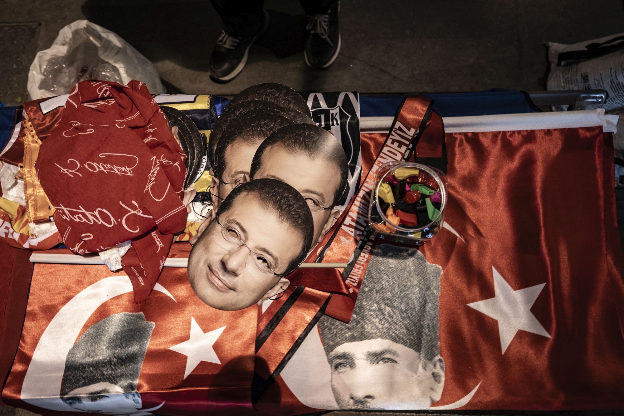 Pouliční prodejci vyuzžívají situace a prodávají předměty na podporu zadrženého starosty | Foto: Martin Pavlík, Voxpot