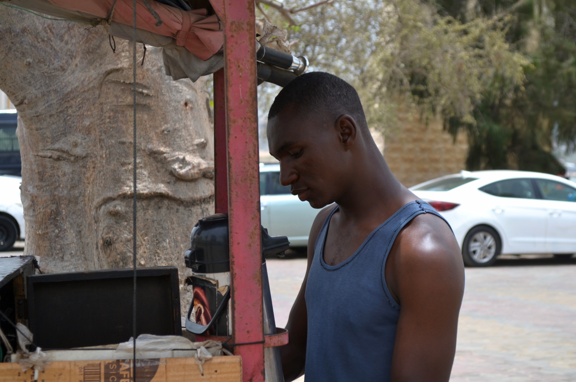 Mamadou a jeho stánek s kávou na pobřeží Dakaru
