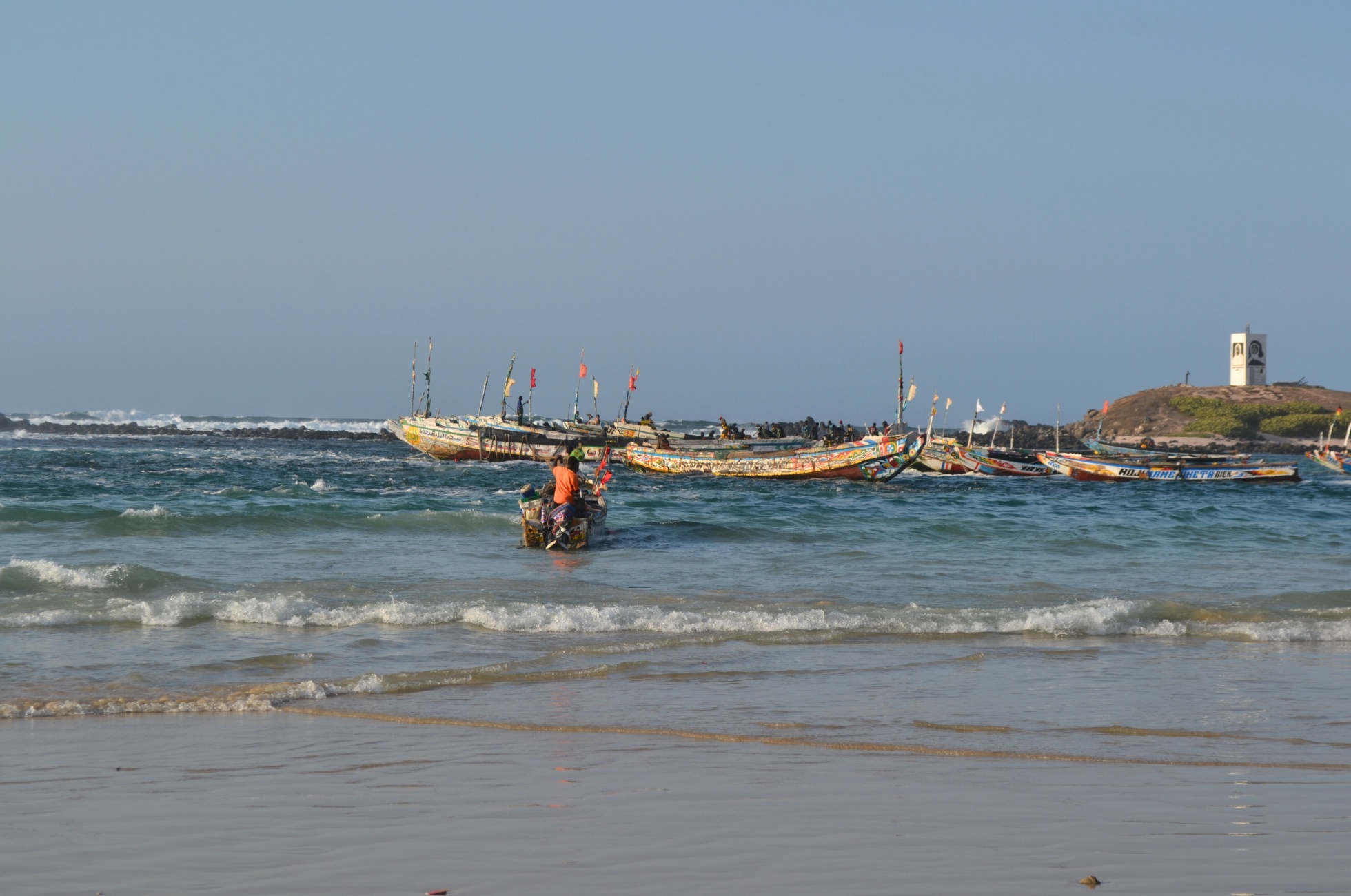 Pirogy s rybáři na vlnách Atlantského oceánu | Foto: Filip Brychta / Voxpot