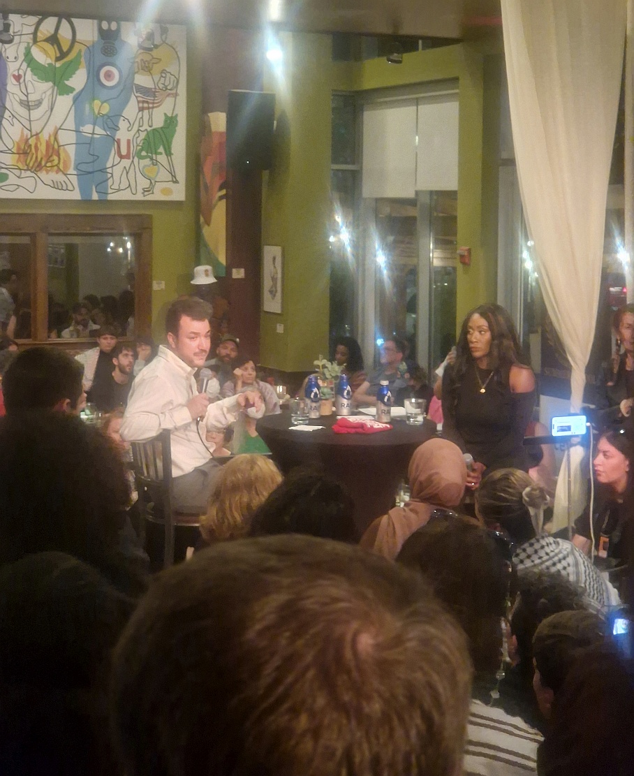 Diskuze v Busboys and Poets | Foto: Matěj Schneider / Voxpot