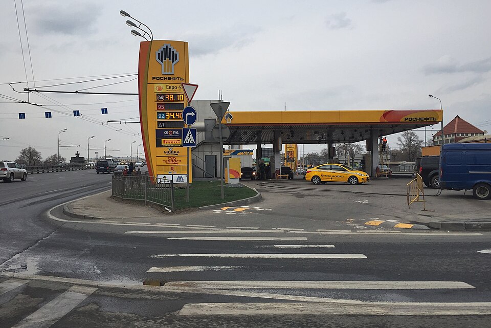 Moscow, Rosneft Gas Station By Krestovsky Bridge (31059344686)