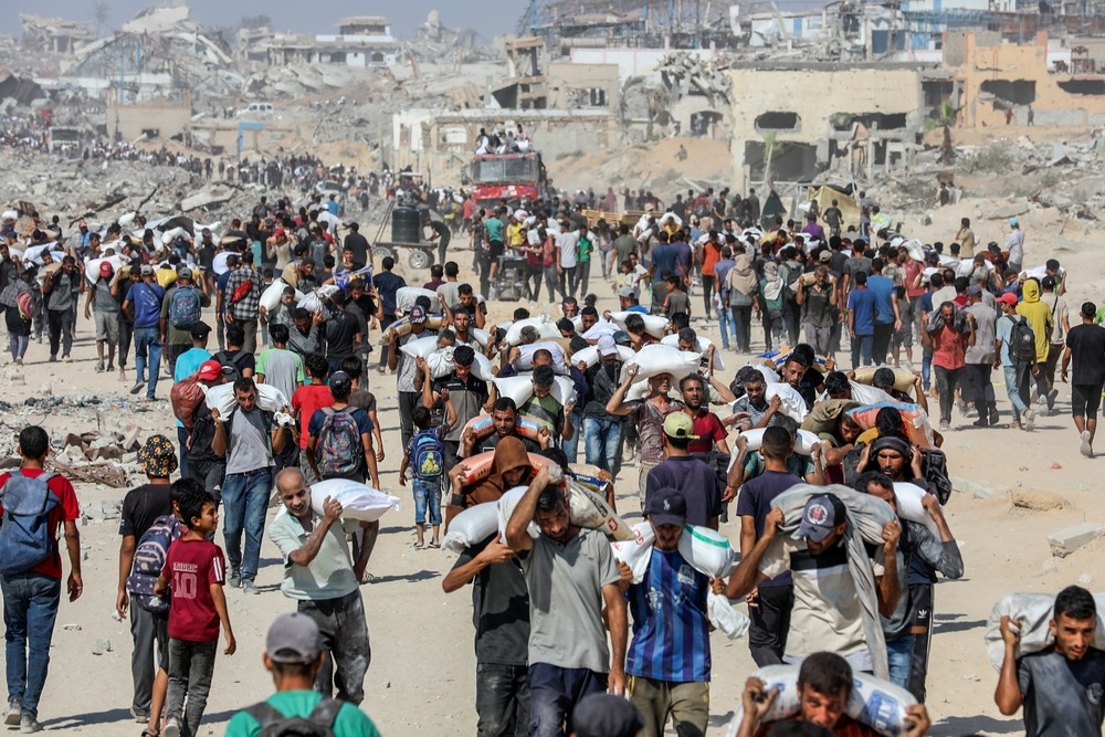 Palestinians,Carry,Flour,And,Food,Aid,They,Received,At,The