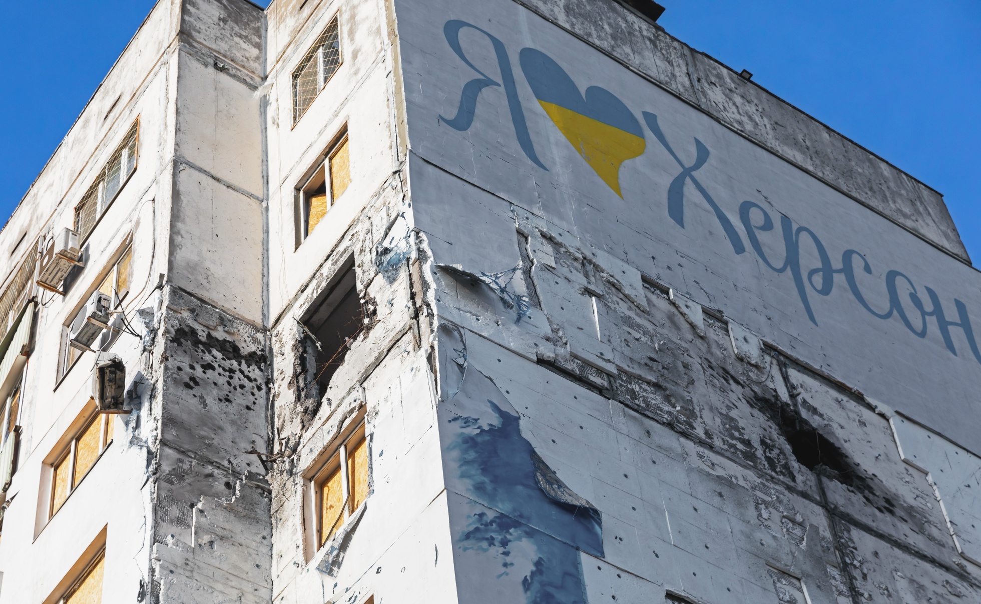 Ruskem poničený dům v Chersonu | Foto: Shutterstock