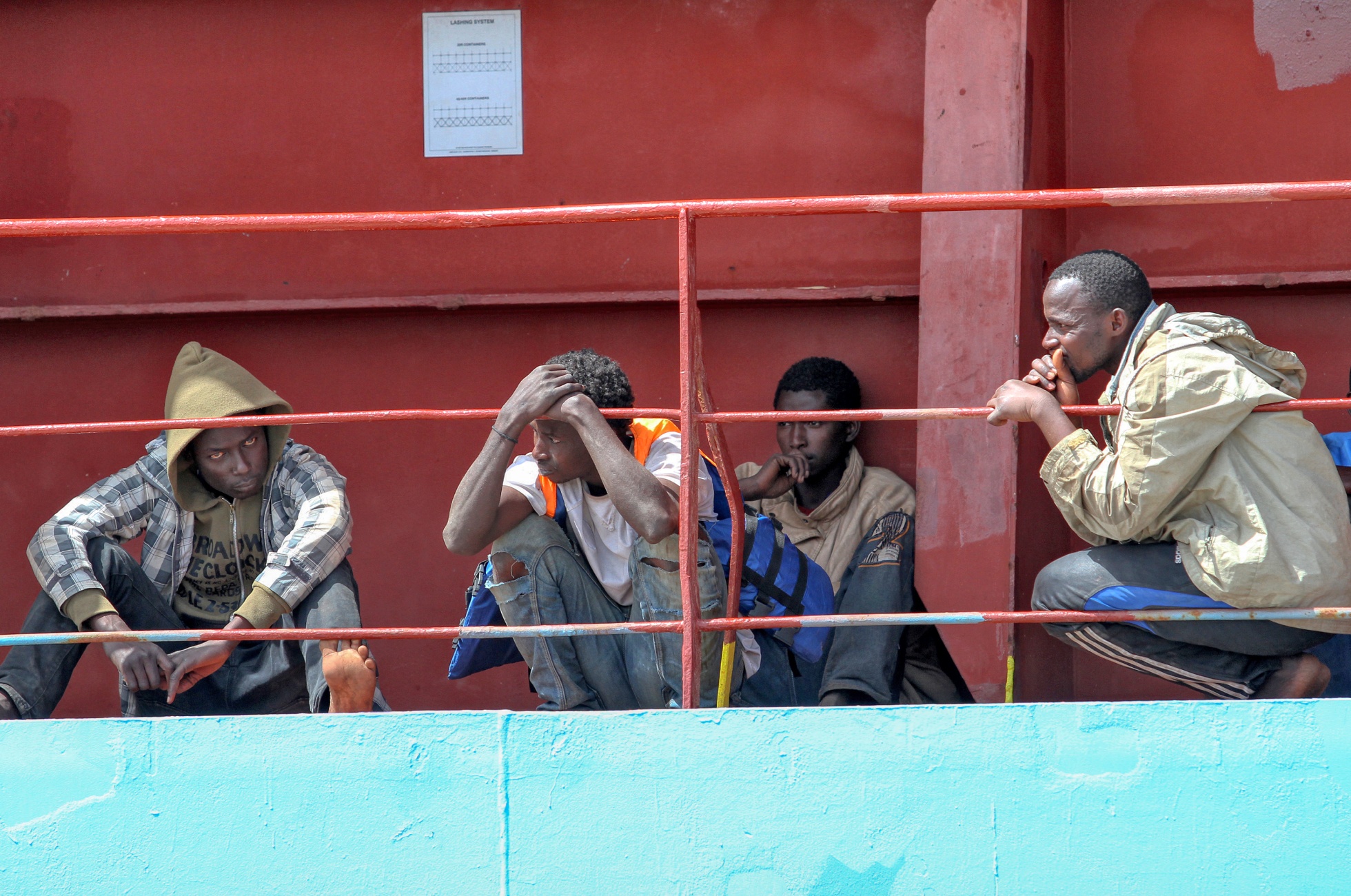 Migranti v italském přístavu Tarent