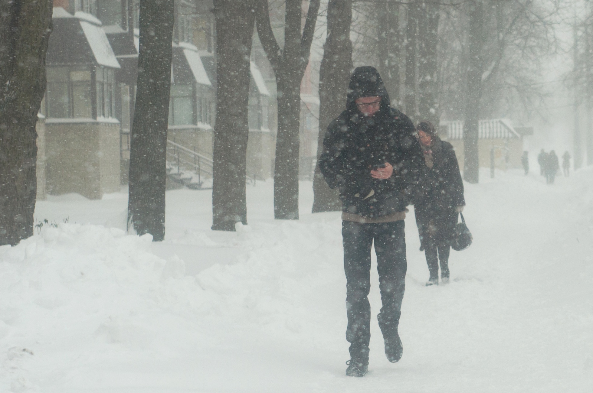 Lidé v zasněženém Charkově