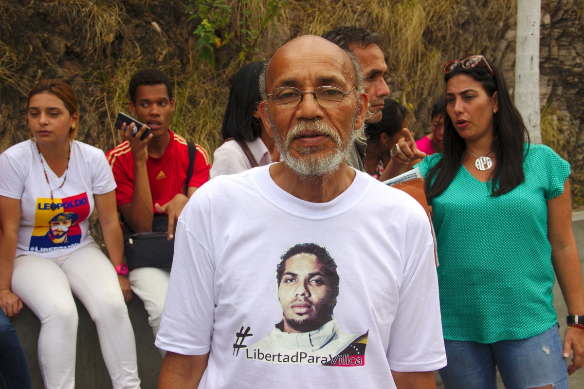 Muž demonstrující před El Helicoide