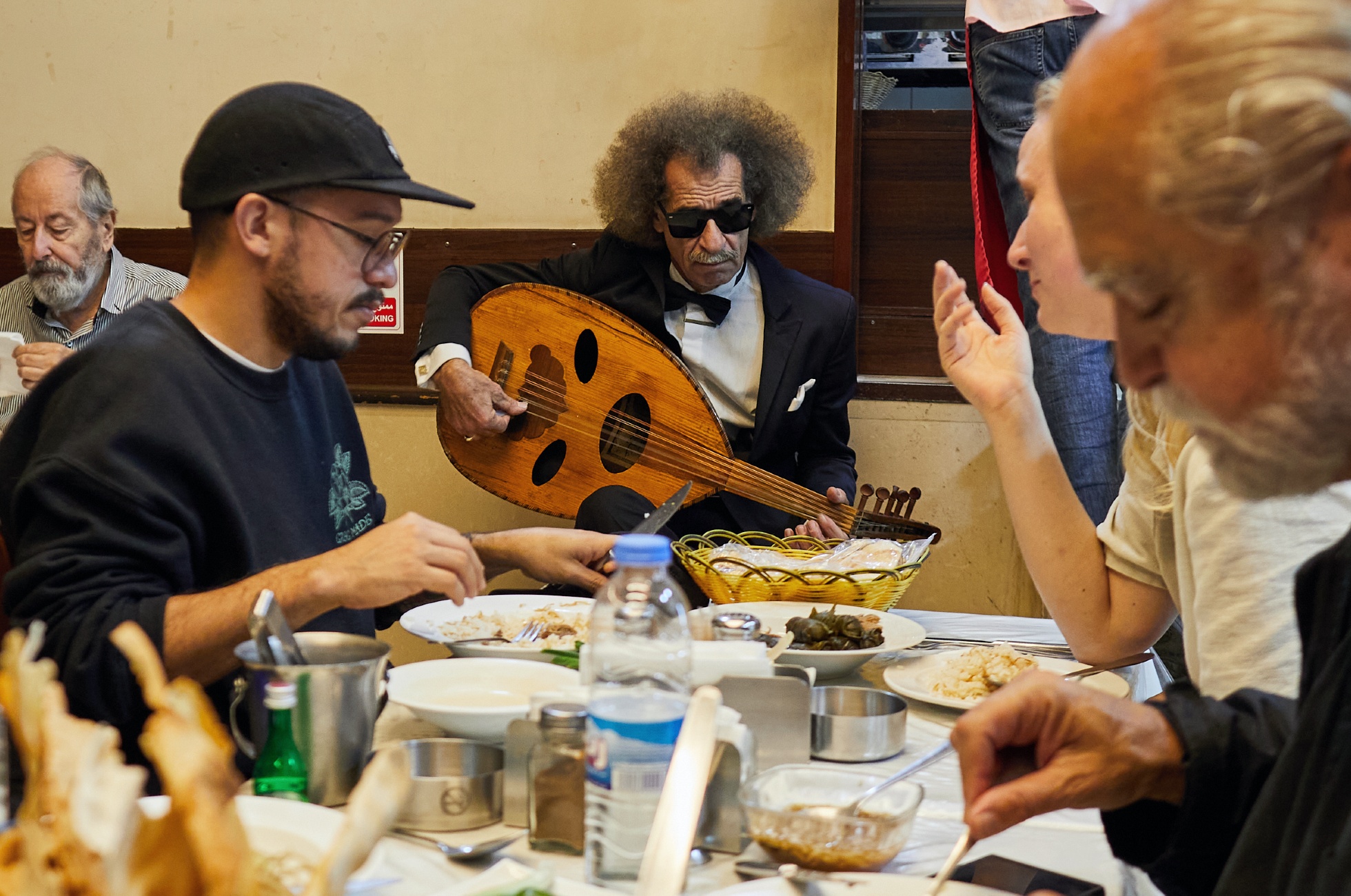 Hudebník v restauraci v Bejrútu