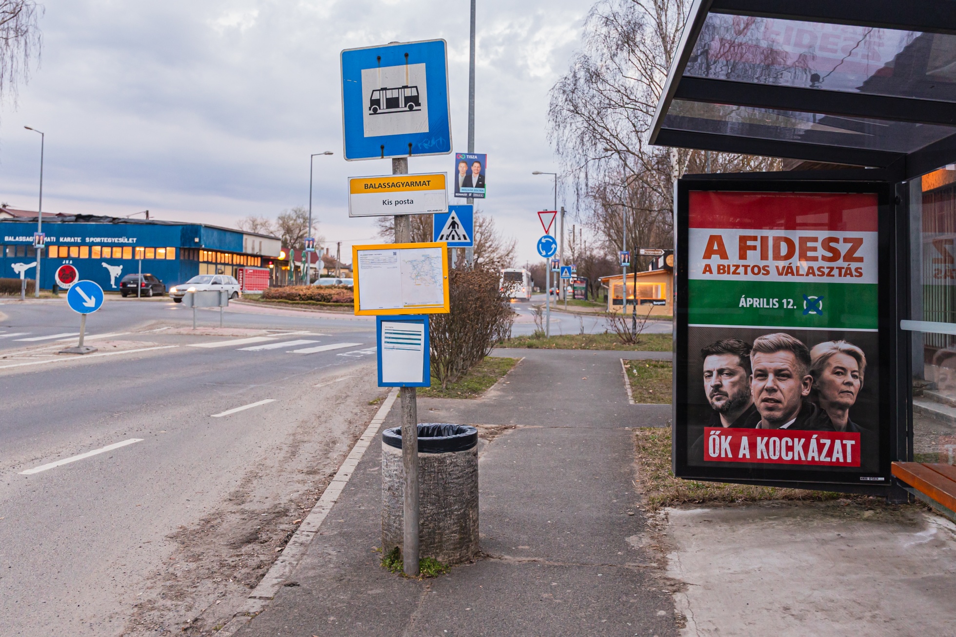 Po celém Maďarsku jsou běžně k vidění ostré předvolební útoky Fideszu proti lídrovi strany Tisza a vnějšímu nepříteli Ukrajině