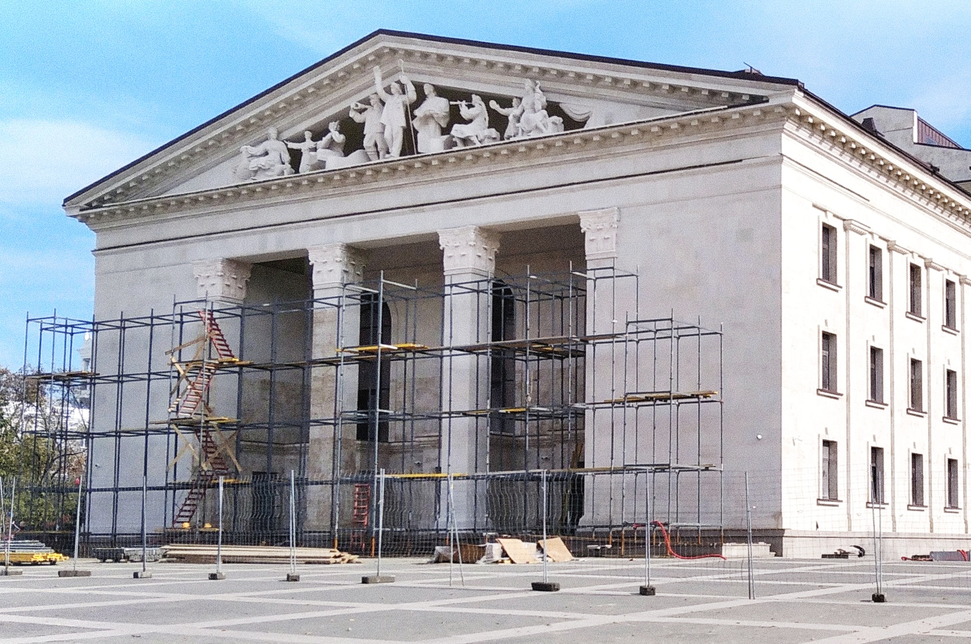 Mariupolské divadlo během rekonstrukce