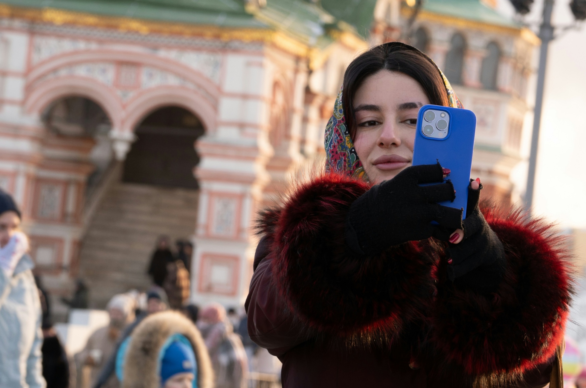 Žena fotící si selfie v Moskvě