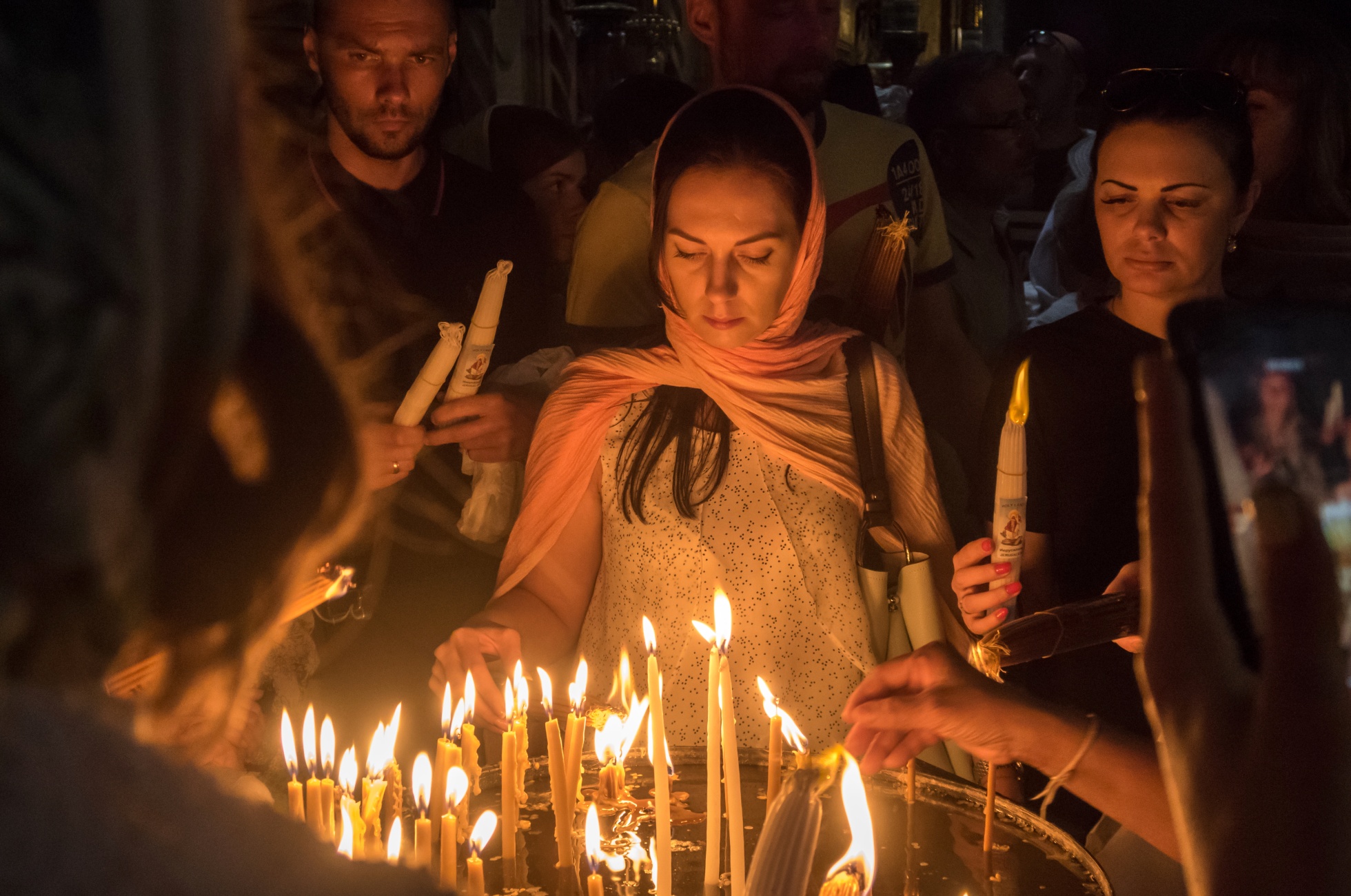 Křesťanští poutníci v Chrámu Božího hrobu ve Východním Jeruzalémě