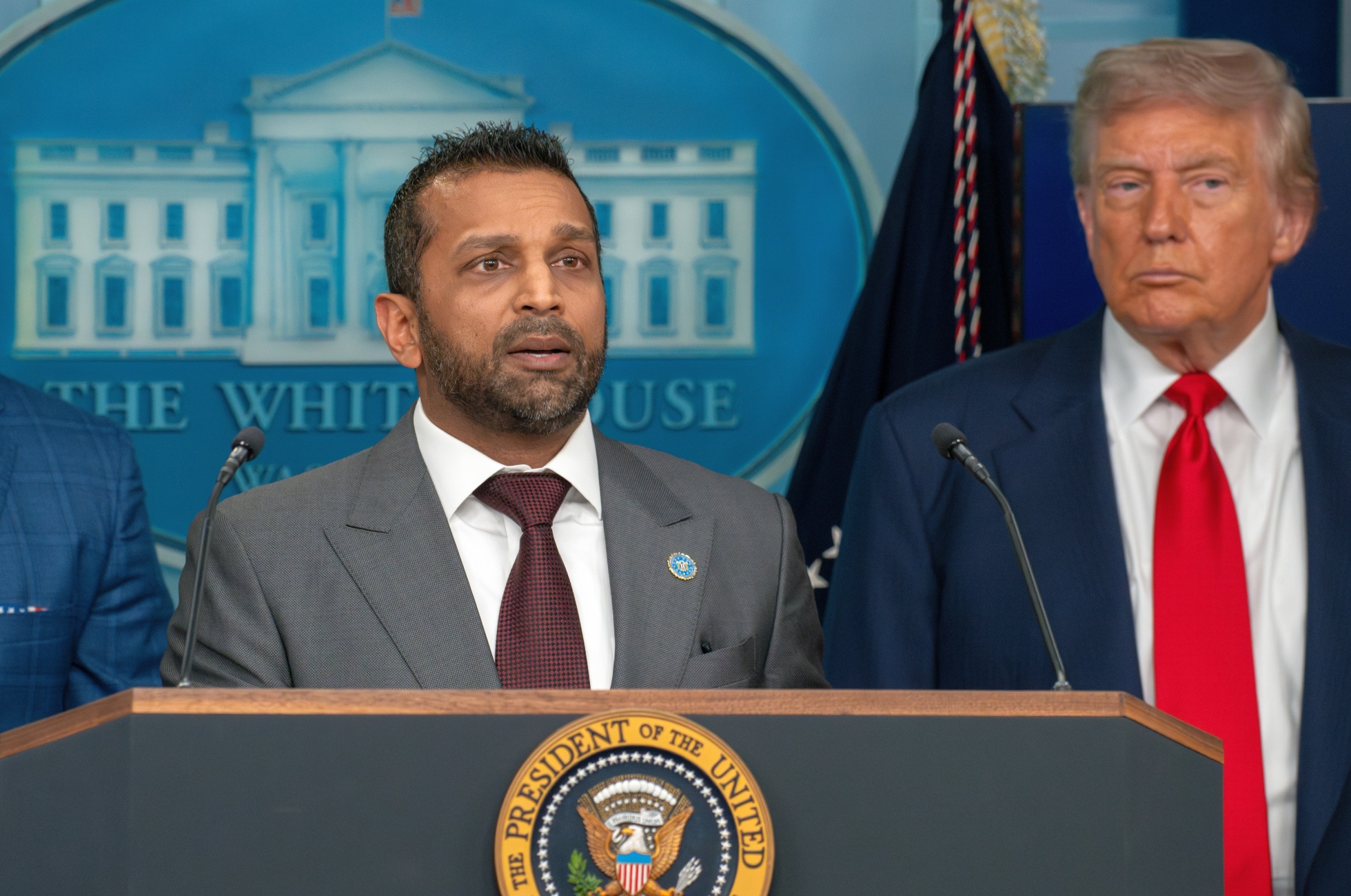 Kash Patel a Donald Trump na tiskové konferenci Bílého domu