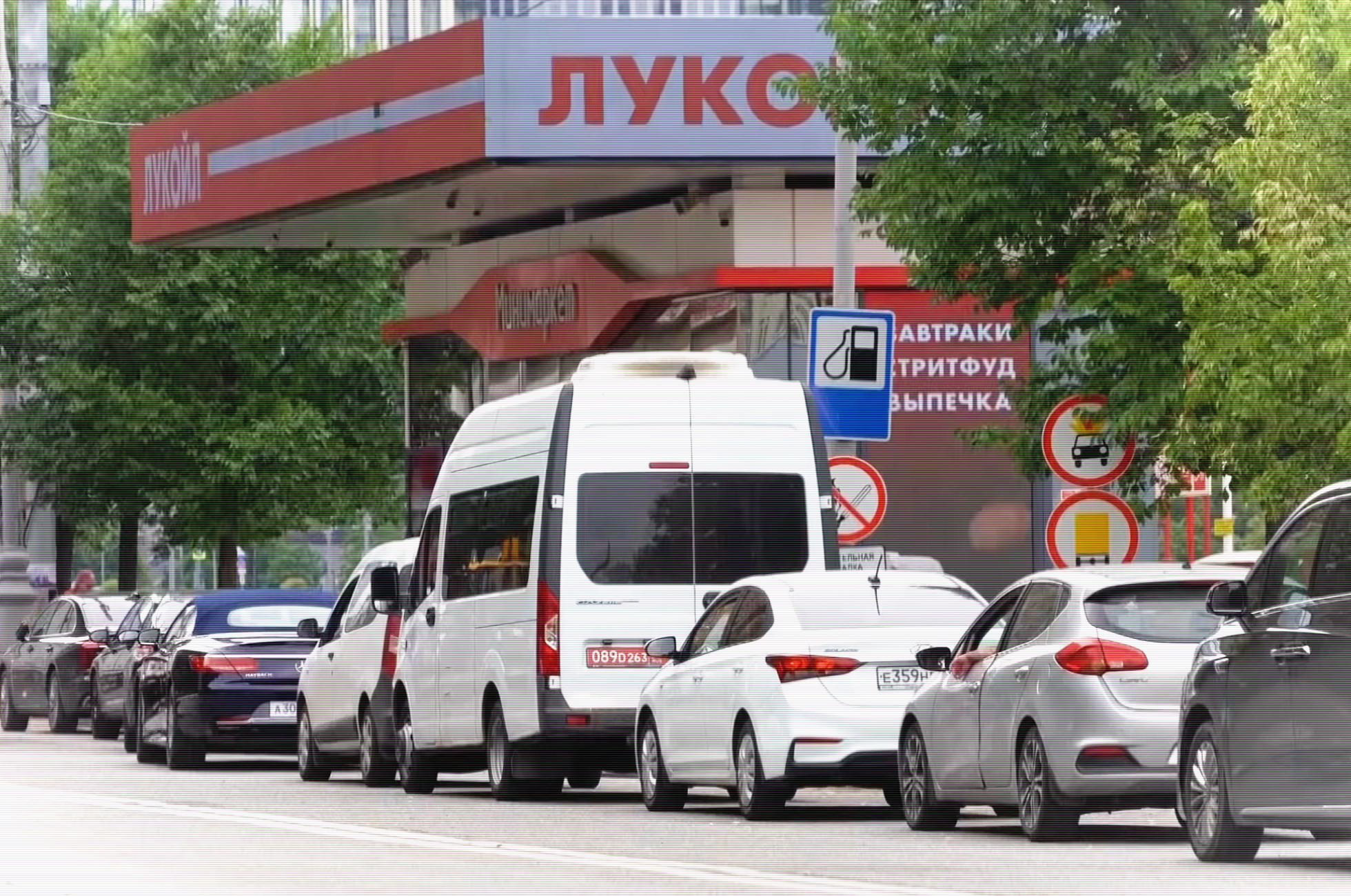 Kolona u ruské benzinky