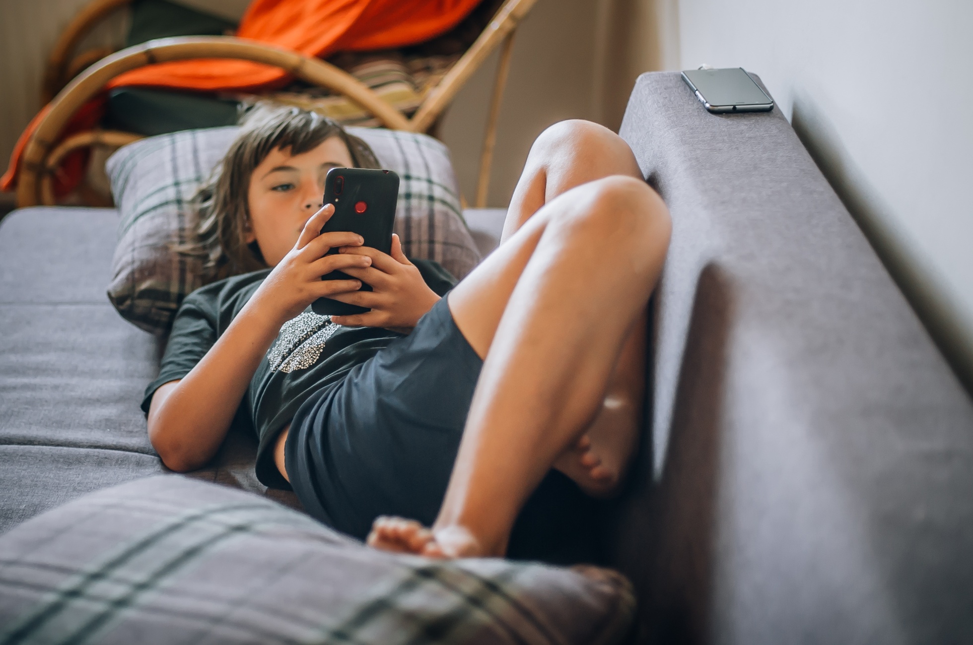 Chlapec hrající si na mobilním telefonu