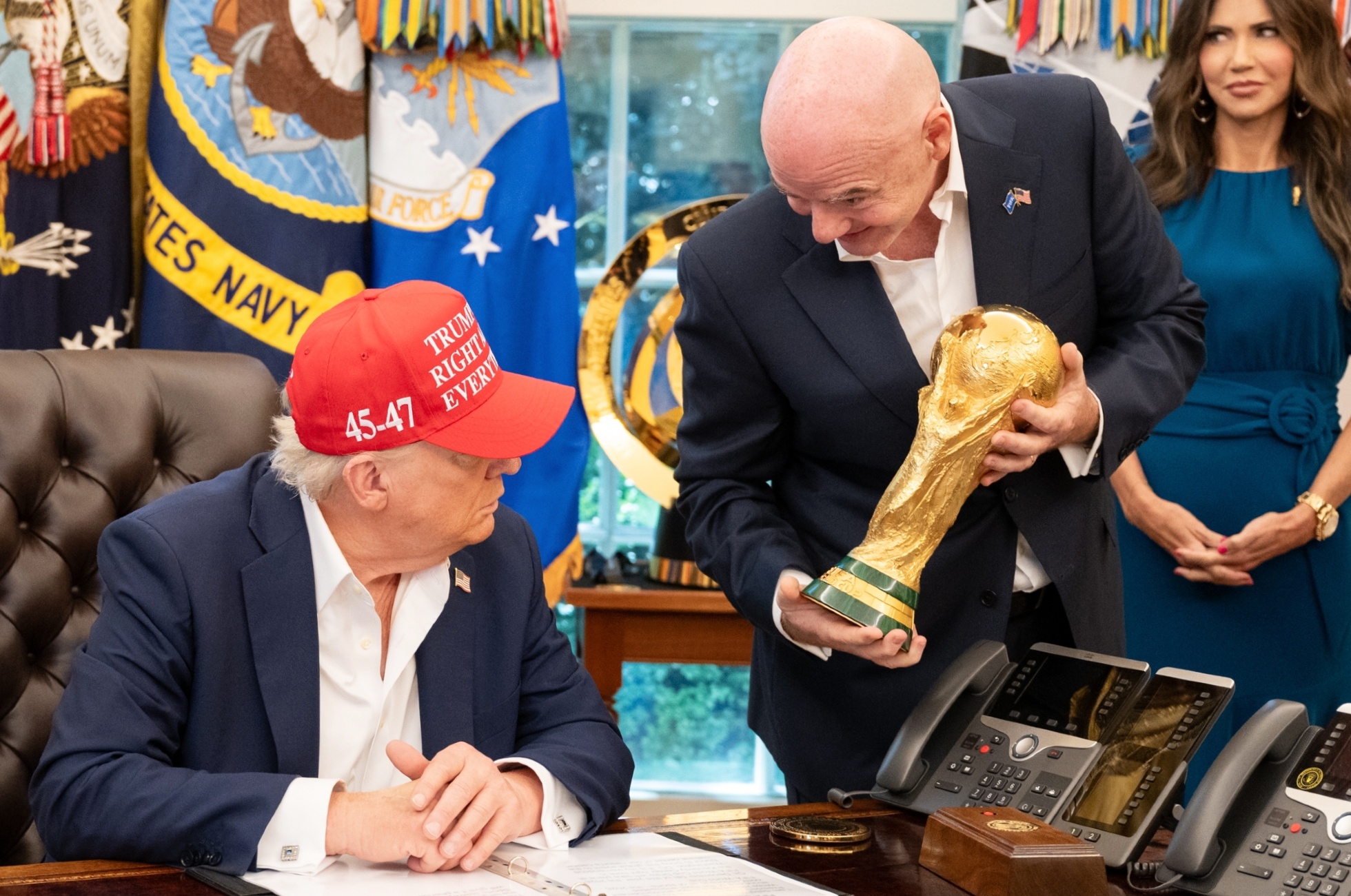 Donald Trump a Gianni Infantino s fotbalovým pohárem pro mistry světa