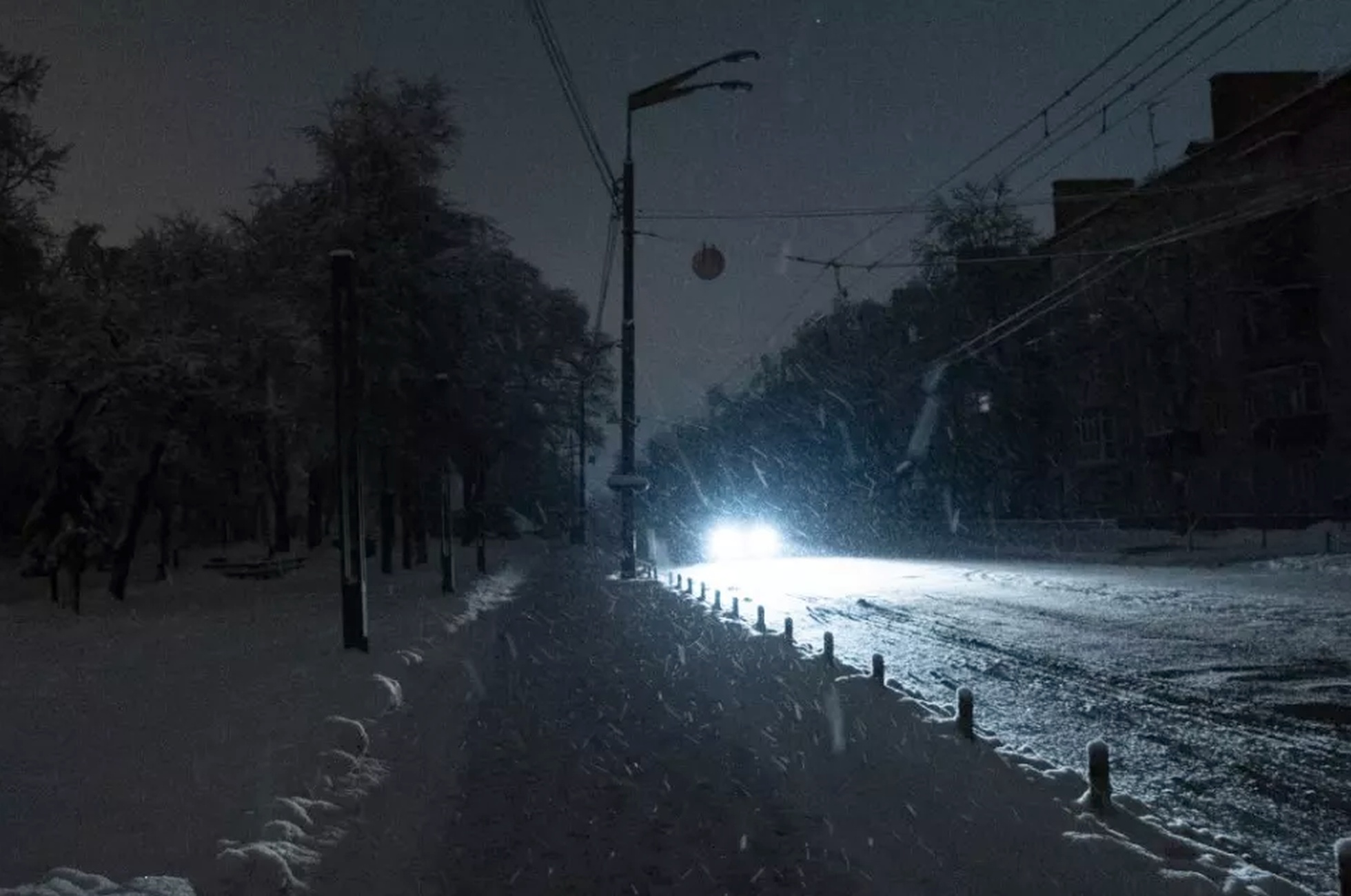 Zmrzlá silnice ve zhaslém Kyjevě