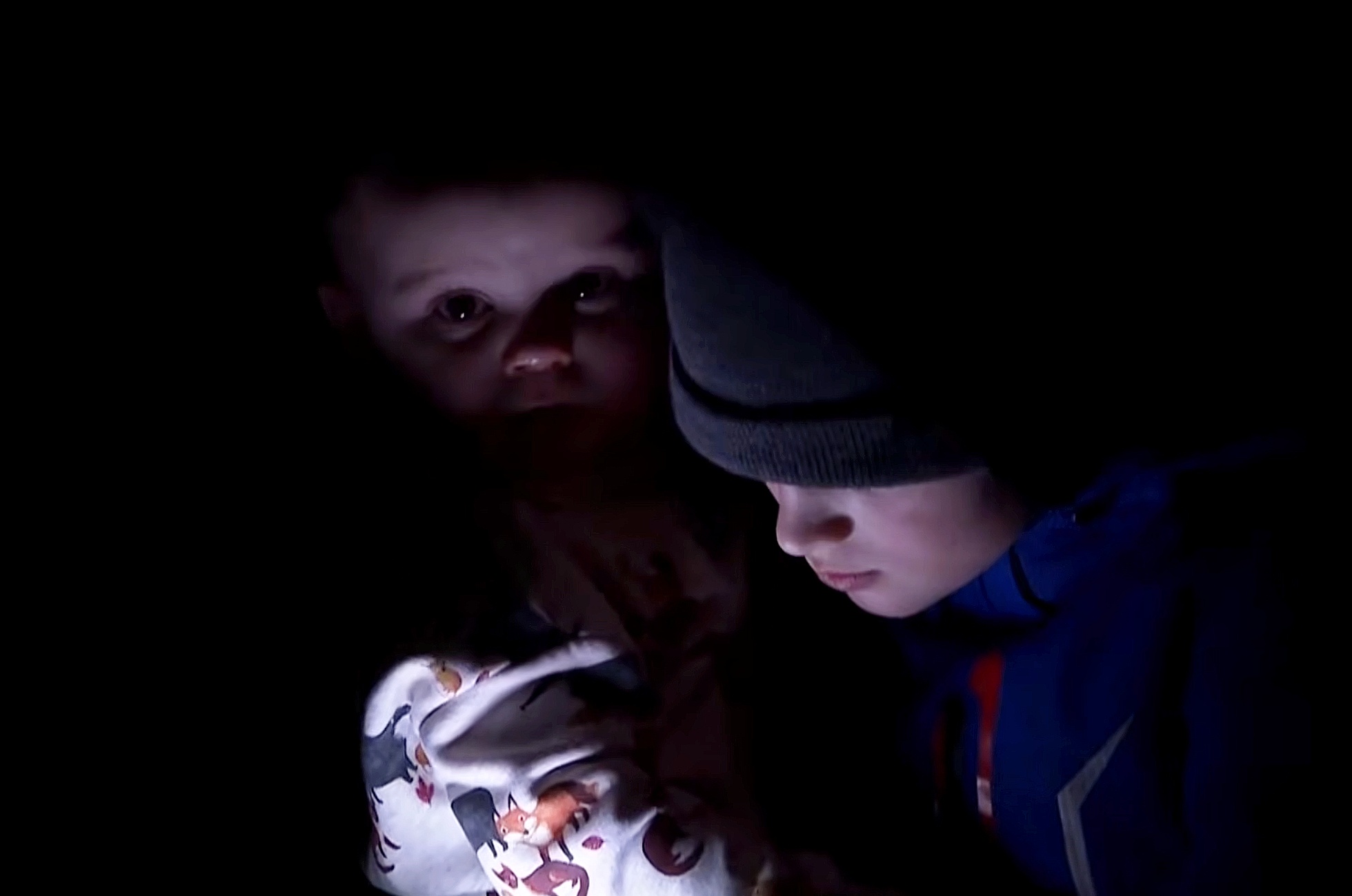 Ukrajinské děti na pokoji bez elektřiny