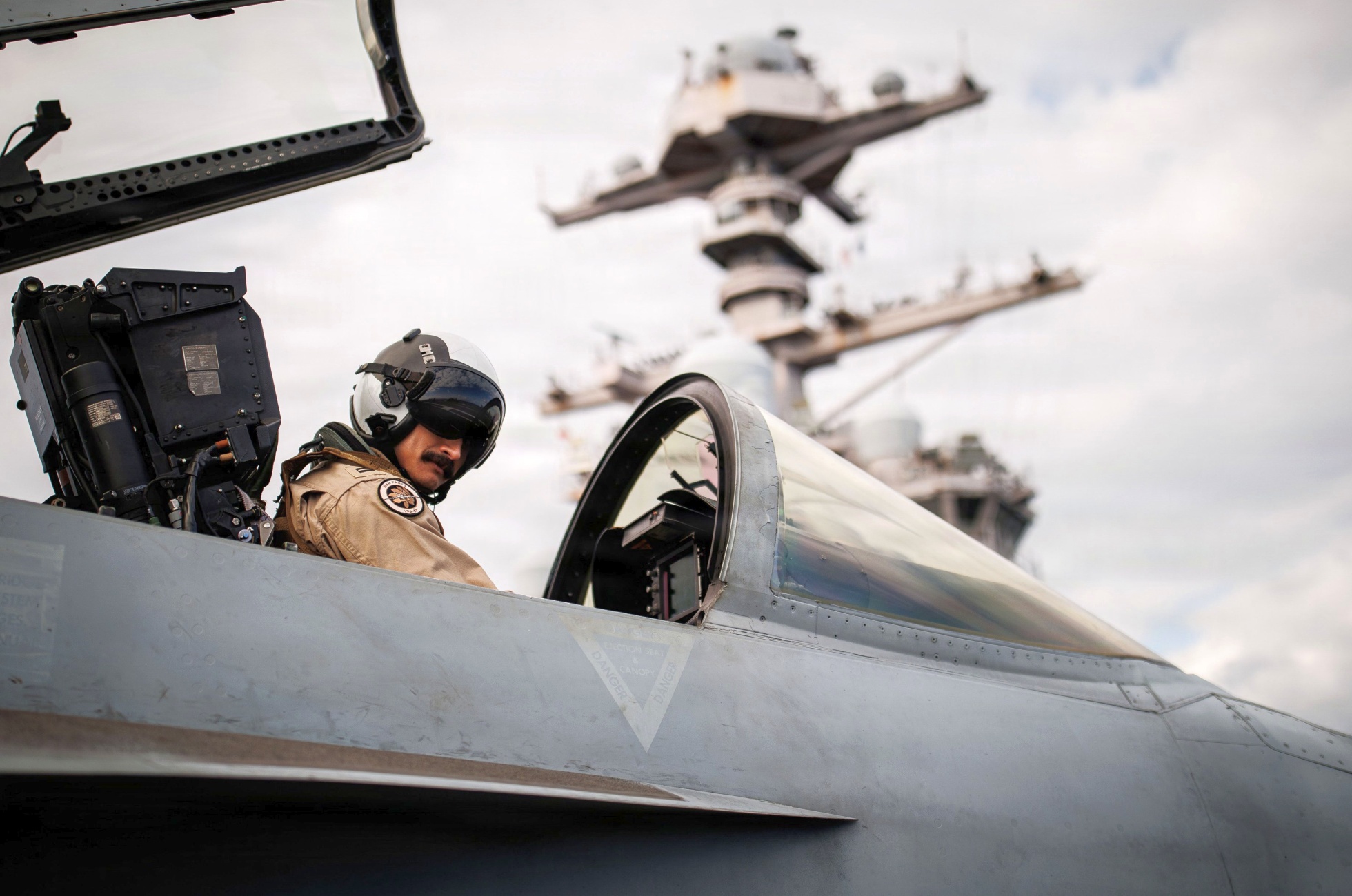 Pilot v kokpitu stíhacího letounu